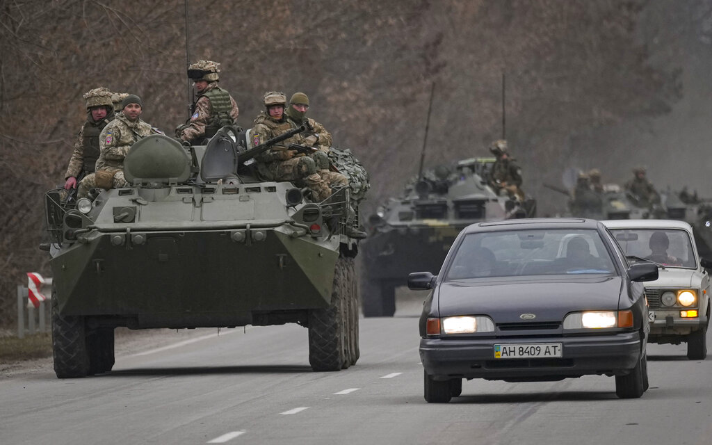 Ukrainians ‘lining up to collect guns’ as Russian invasion underway