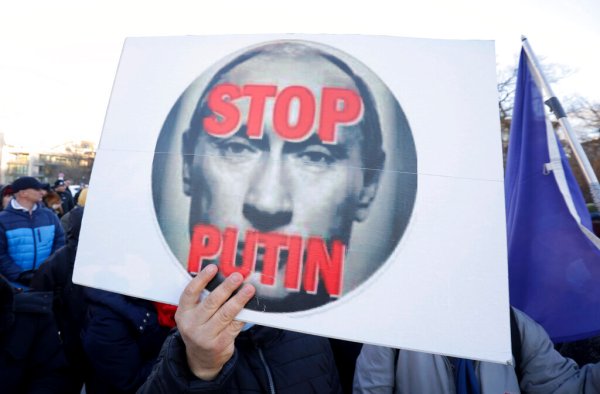 Six-in-10 Democrats: Defending Ukraine border tops US border