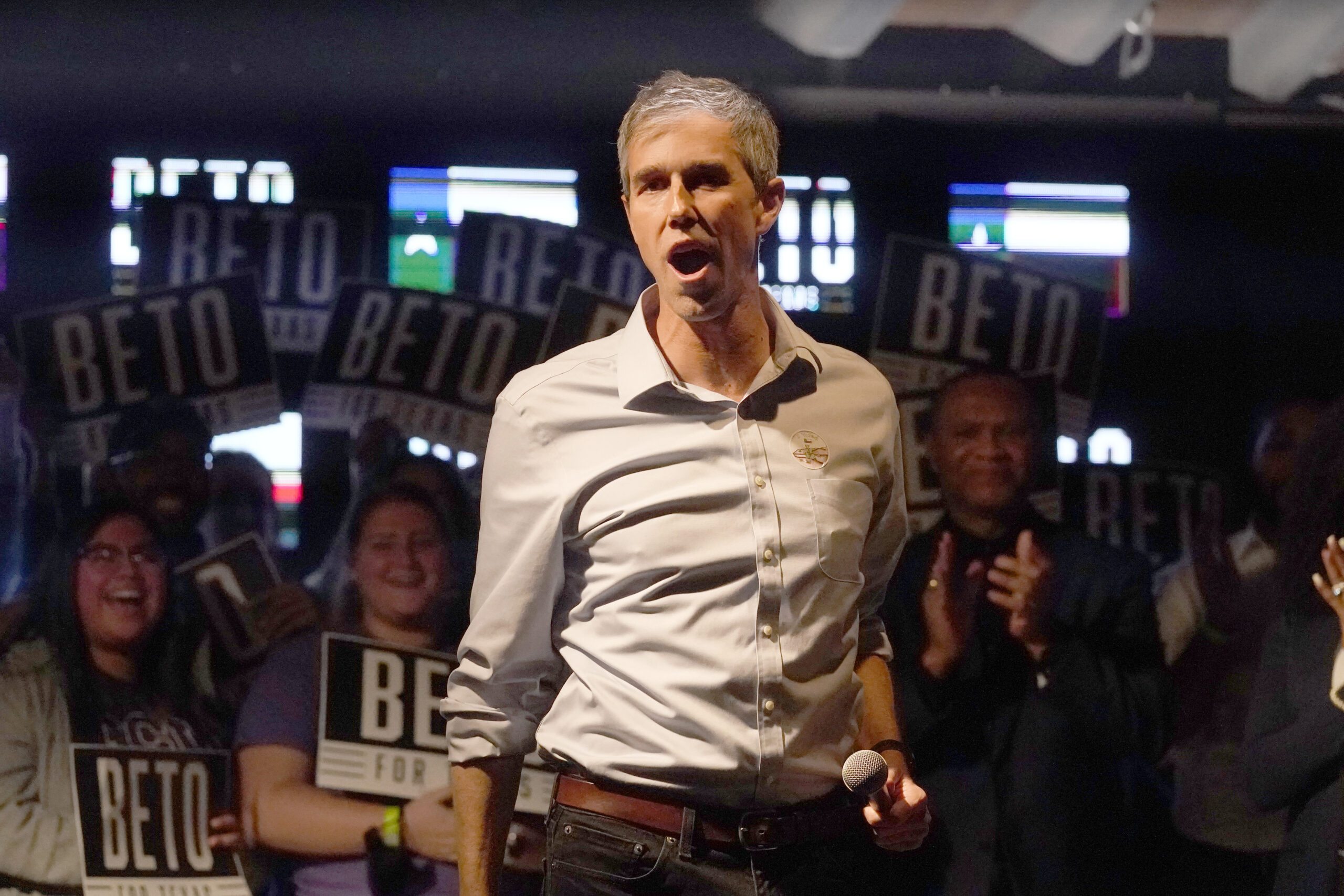 Uvalde shooting: Beto O’Rourke confronts Greg Abbott onstage during press conference