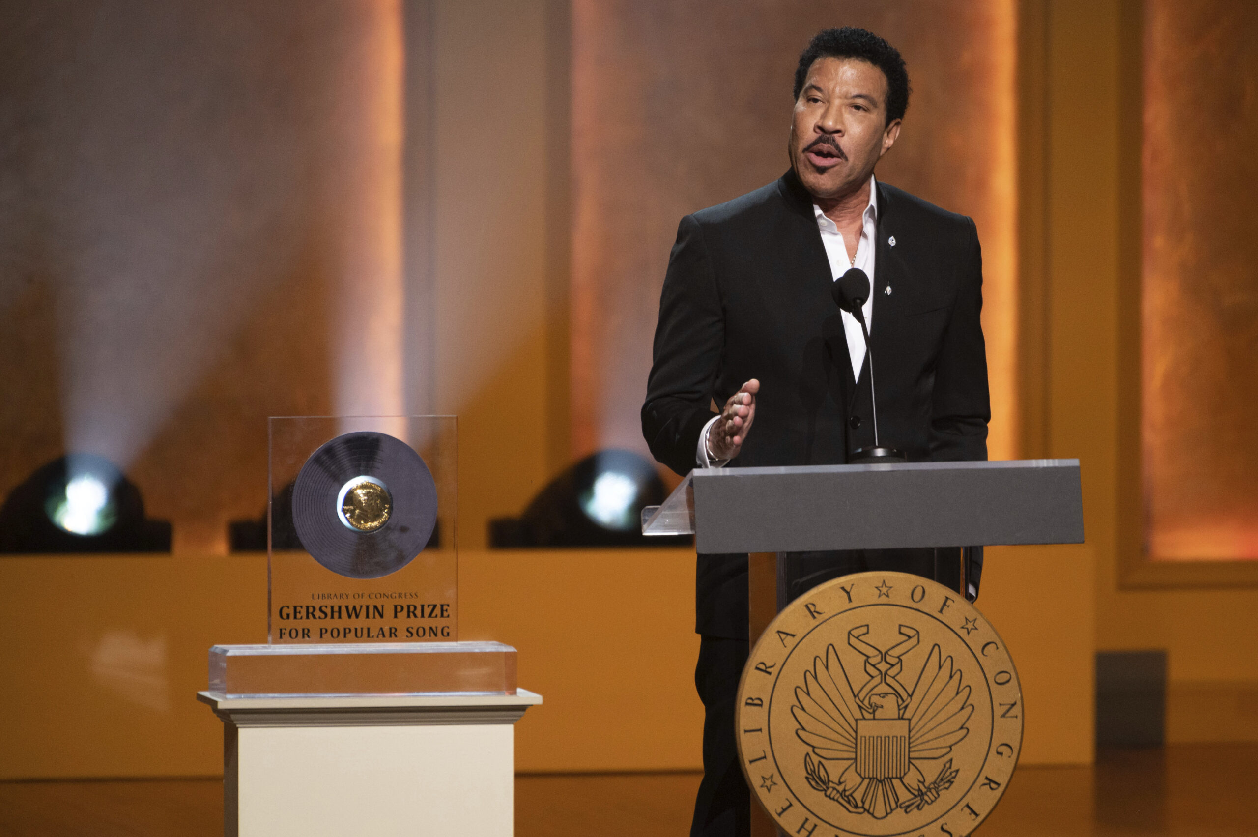 WATCH: Lionel Richie says ‘we’re taking too long’ on aiding Ukraine