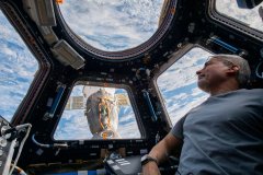US astronaut to hitch ride on Russian capsule returning to Earth