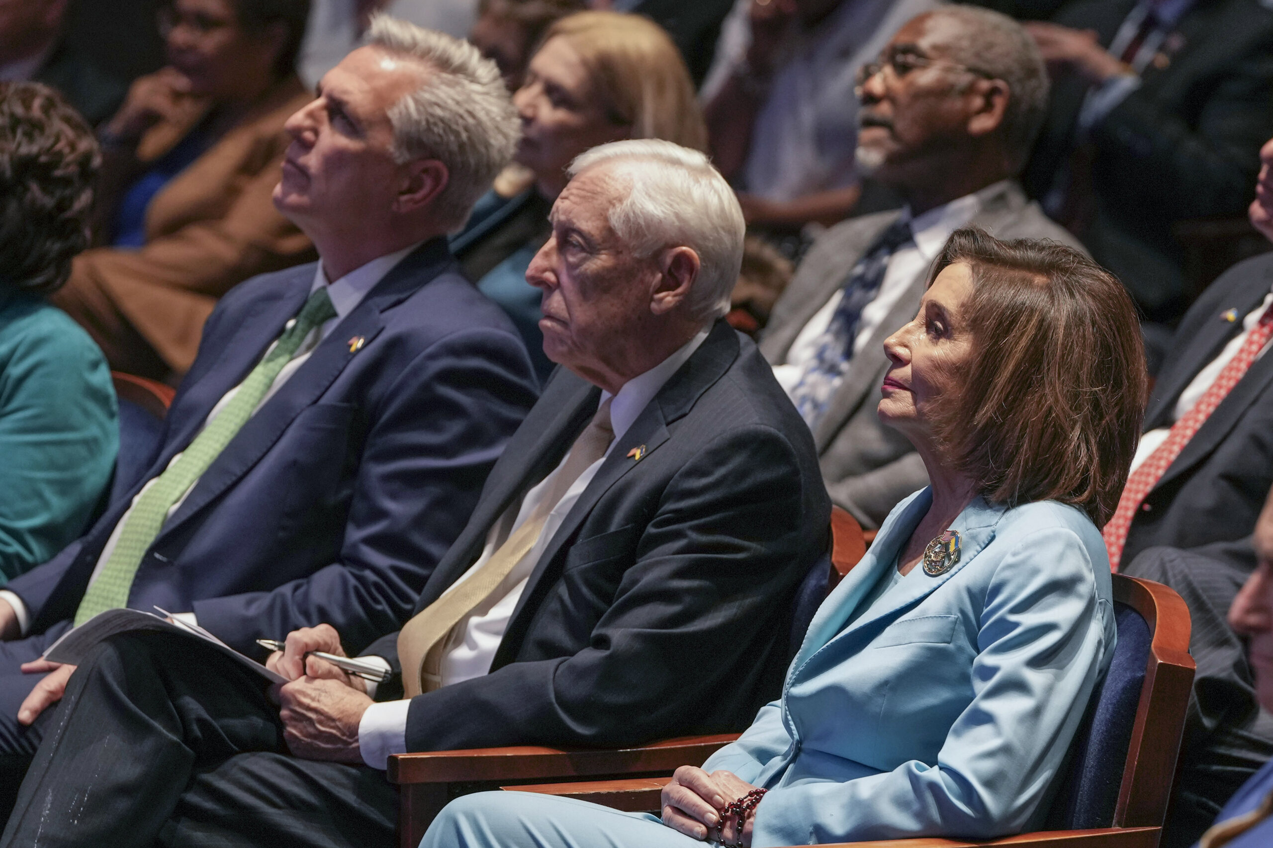WATCH: Steny Hoyer needs to be reminded to stand for Zelensky