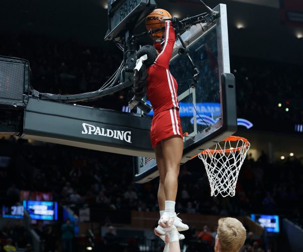 WATCH: Indiana cheerleaders get March Madness shining moment