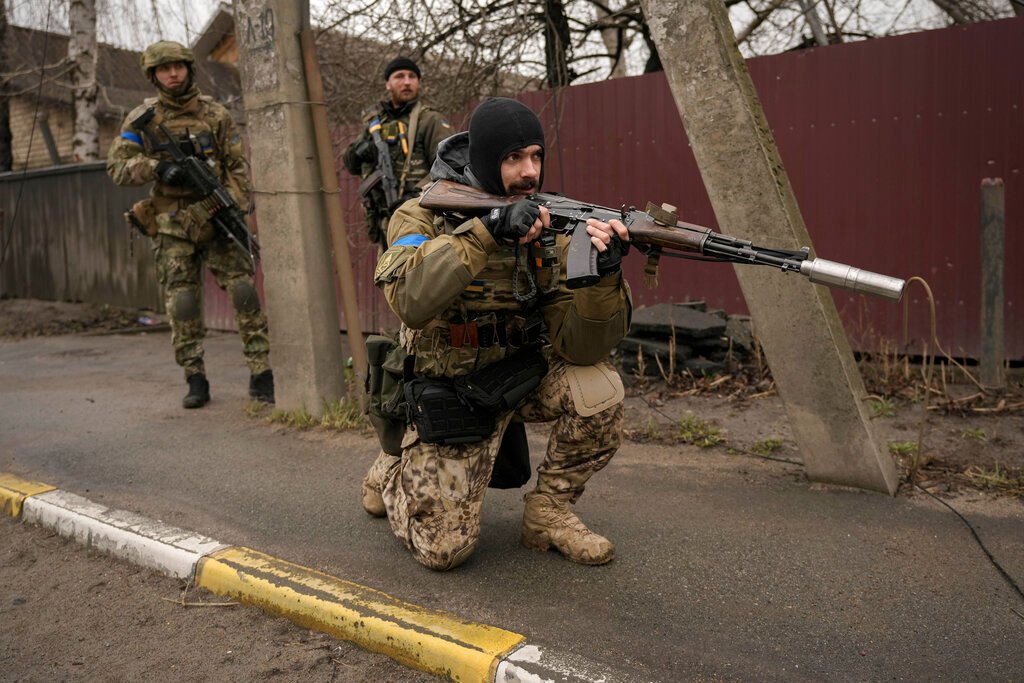 Video appears to show Ukrainian troops shooting captive Russian soldier
