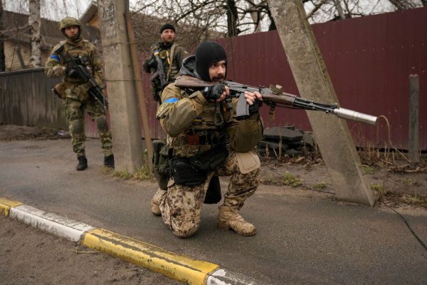 Video appears to show Ukrainian troops shooting captive Russian soldier