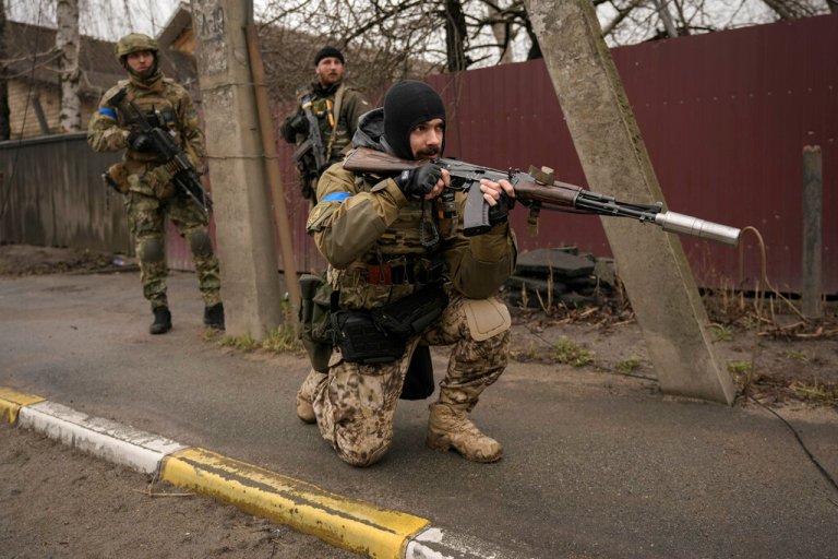 Video appears to show Ukrainian troops shooting captive Russian soldier