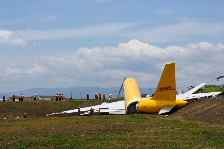 Cargo plane splits in two on runway in Costa Rica