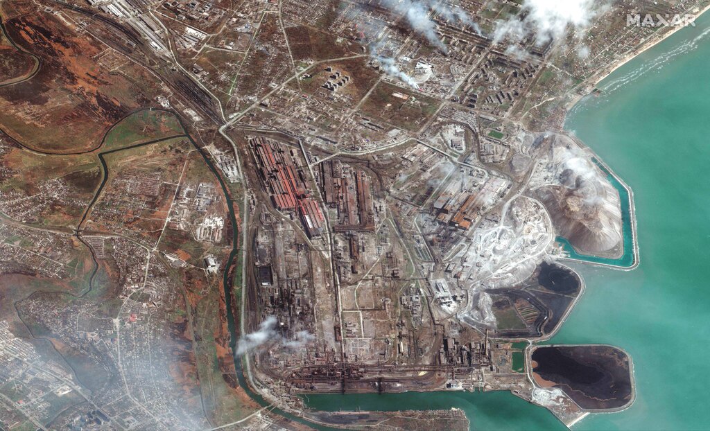 1,000 civilians hiding under steel plant in Mariupol with Ukrainian troops: Reports
