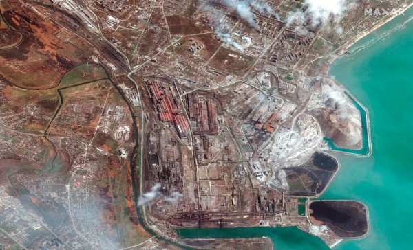 1,000 civilians hiding under steel plant in Mariupol with Ukrainian troops: Reports