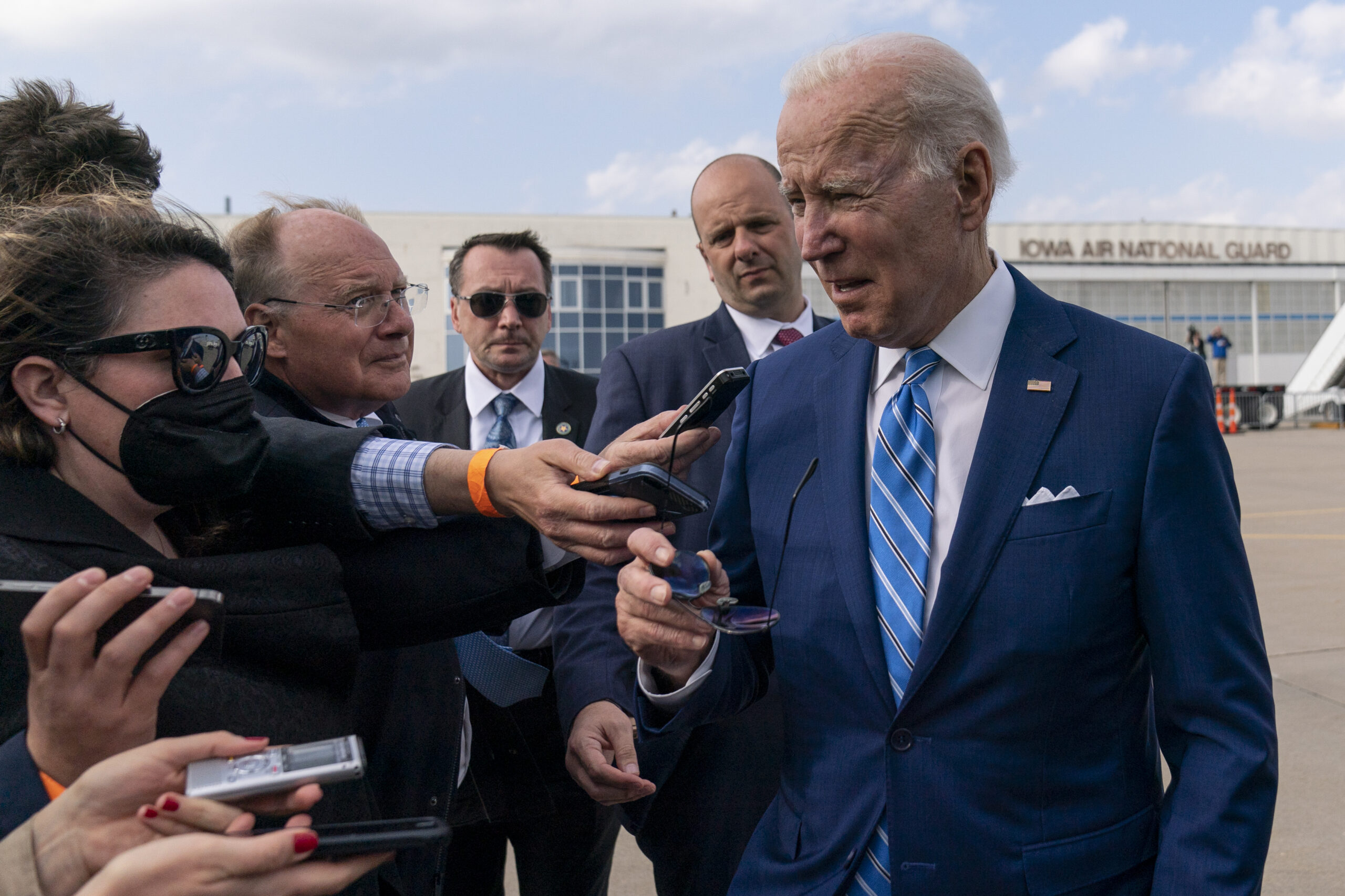 Biden sending helicopters to Ukraine in $800M military aid package