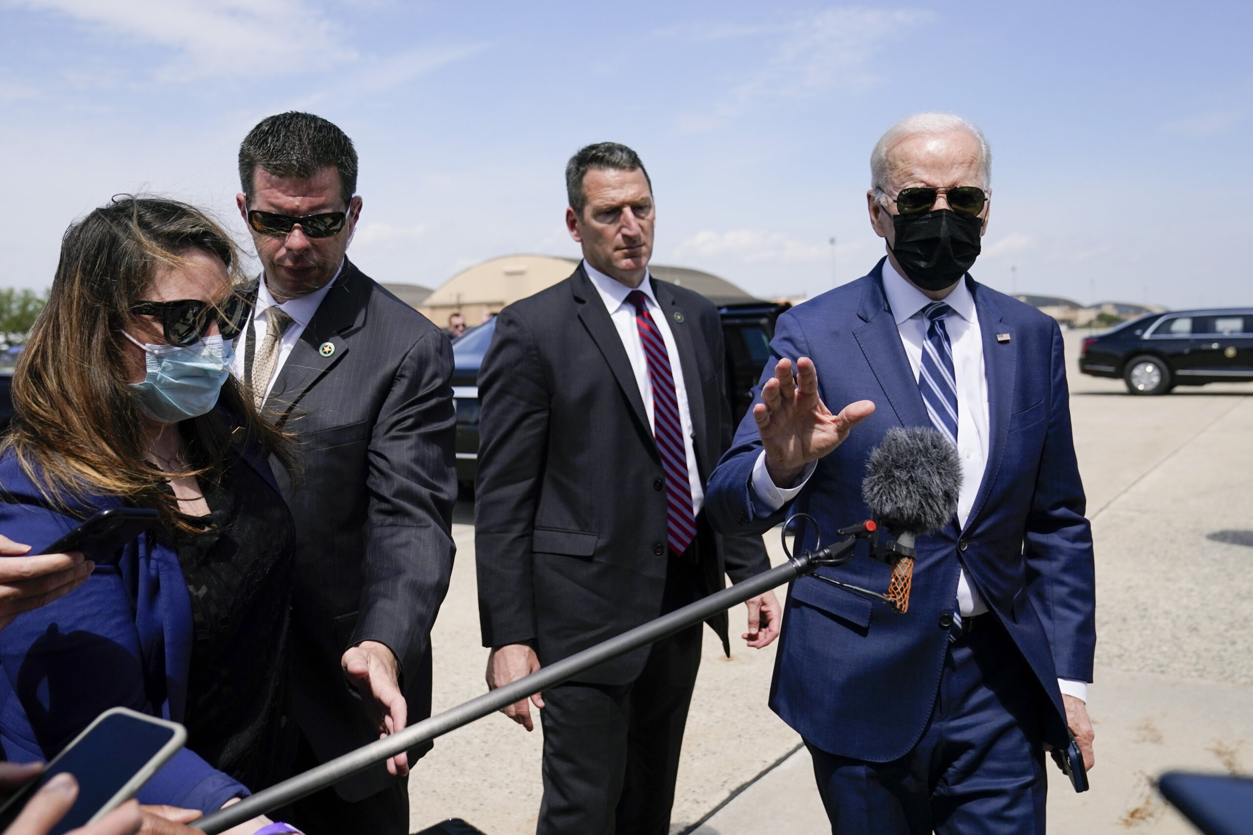 Biden considers deploying an envoy to Ukraine