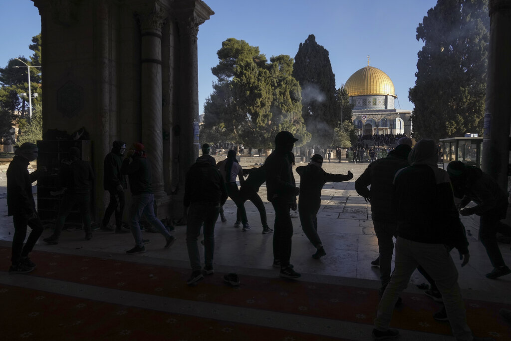 More than 150 injured in violent clashes at Jerusalem holy site
