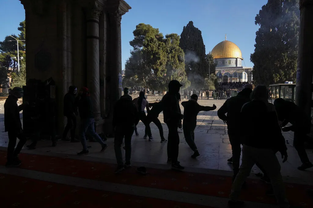 More than 150 injured in violent clashes at Jerusalem holy site