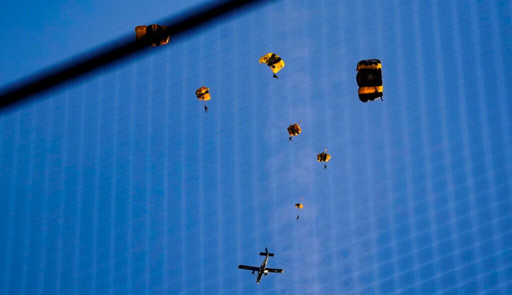 Parachuting stunt prompts Capitol evacuation