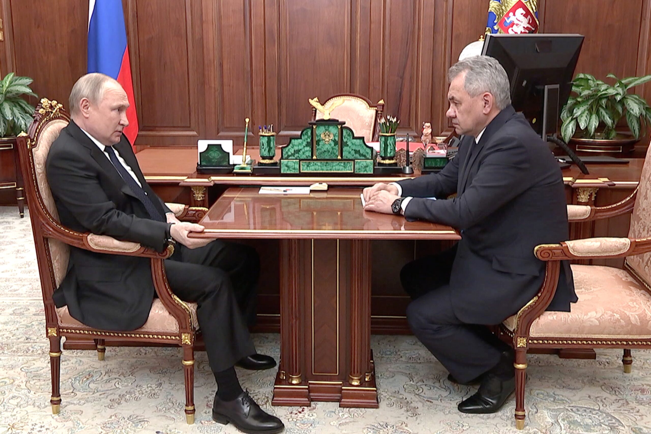 Video of Putin gripping table sparks health concerns