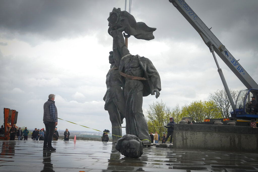 Ukraine decapitates Russian ‘friendship’ statue in Kyiv