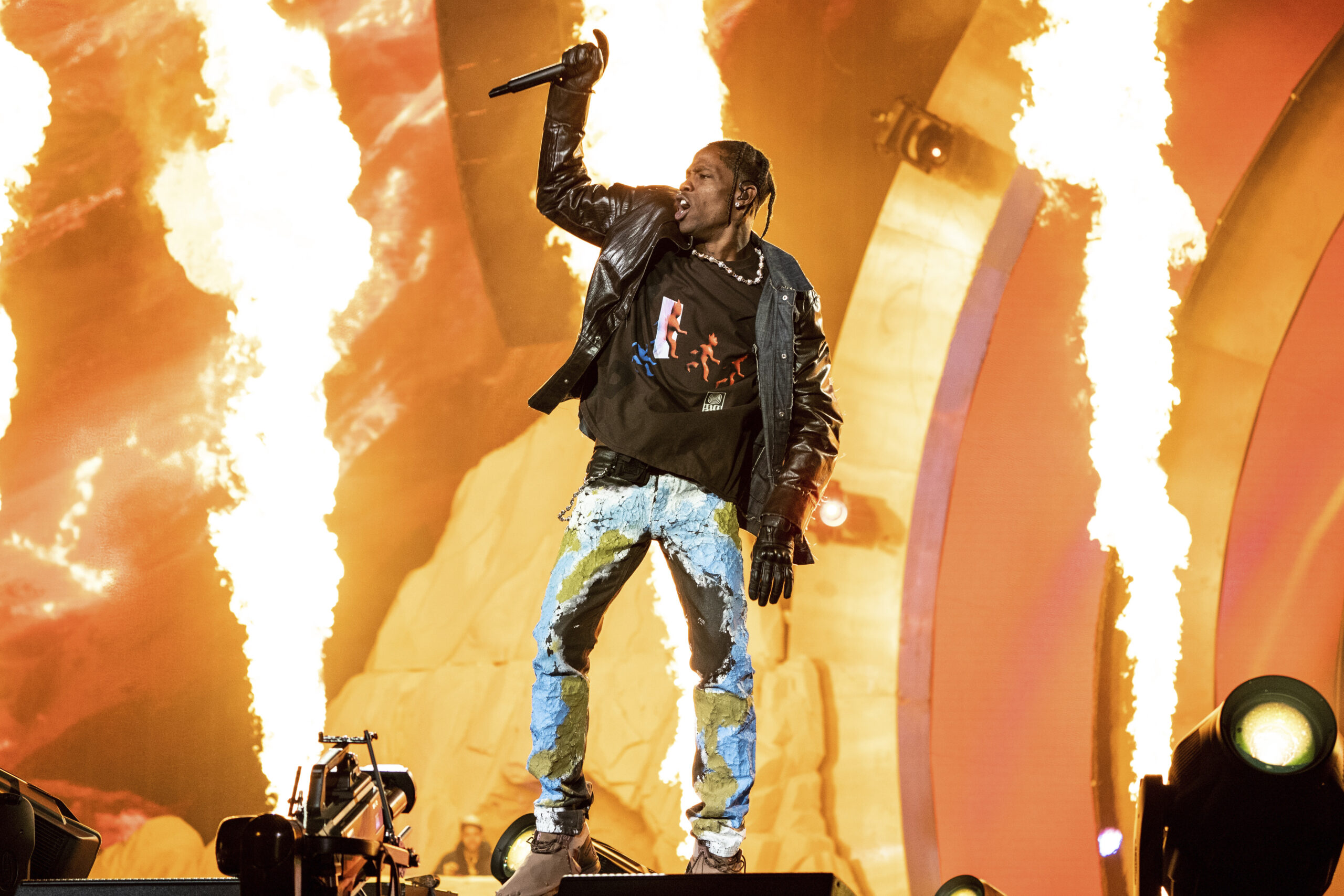 Travis Scott halts concert over fans dangling from lighting truss