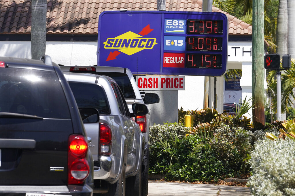 Iowa will require retailers to sell ethanol-blend E15 gas