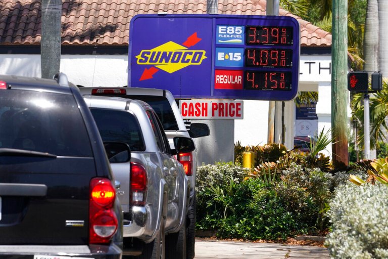 Iowa will require retailers to sell ethanol-blend E15 gas