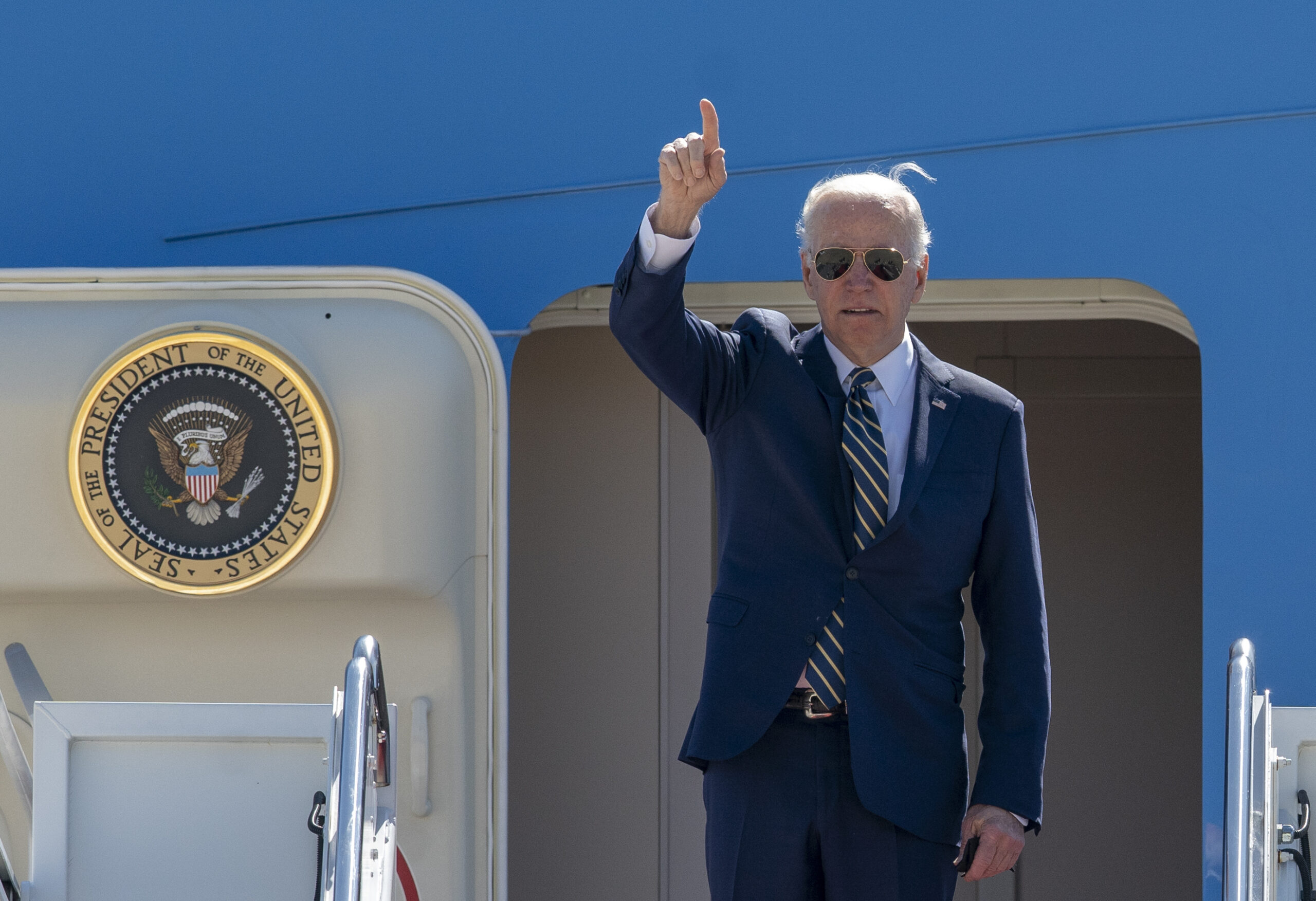 Biden quietly courts Republican votes, even as he rails against ‘ultra-MAGA’