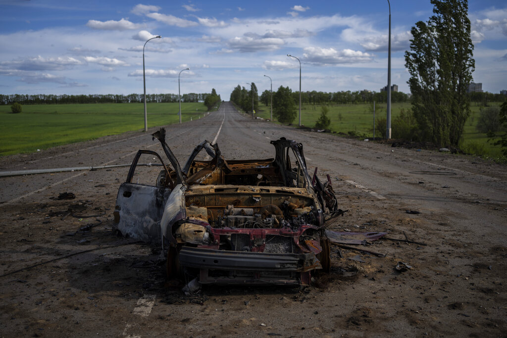 WATCH: Journalist dodges artillery fire in dramatic car ride in eastern Ukraine