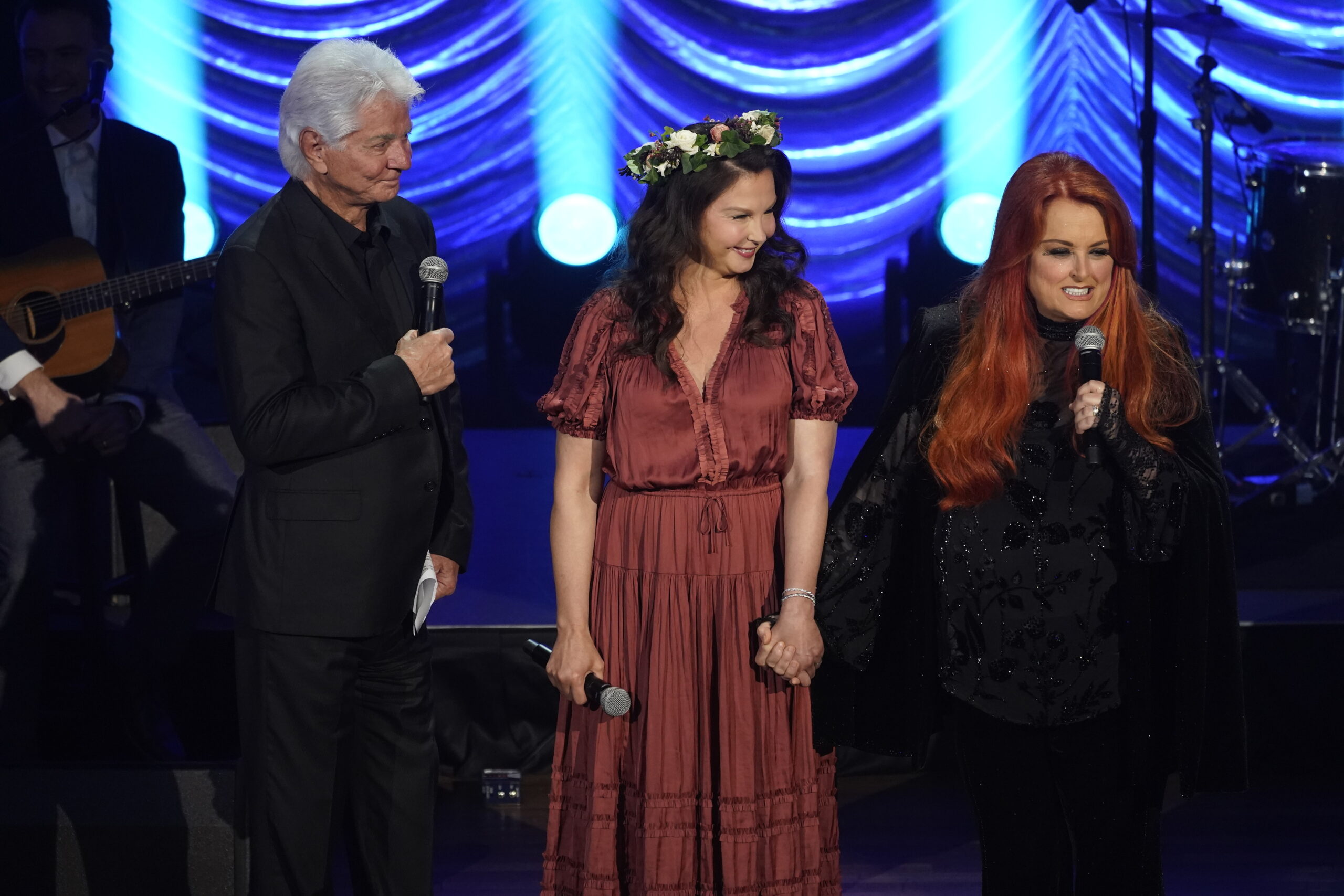 WATCH: Wynonna Judd announces she’ll continue with tour as Naomi Judd remembered