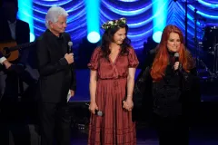 WATCH: Wynonna Judd announces she’ll continue with tour as Naomi Judd remembered