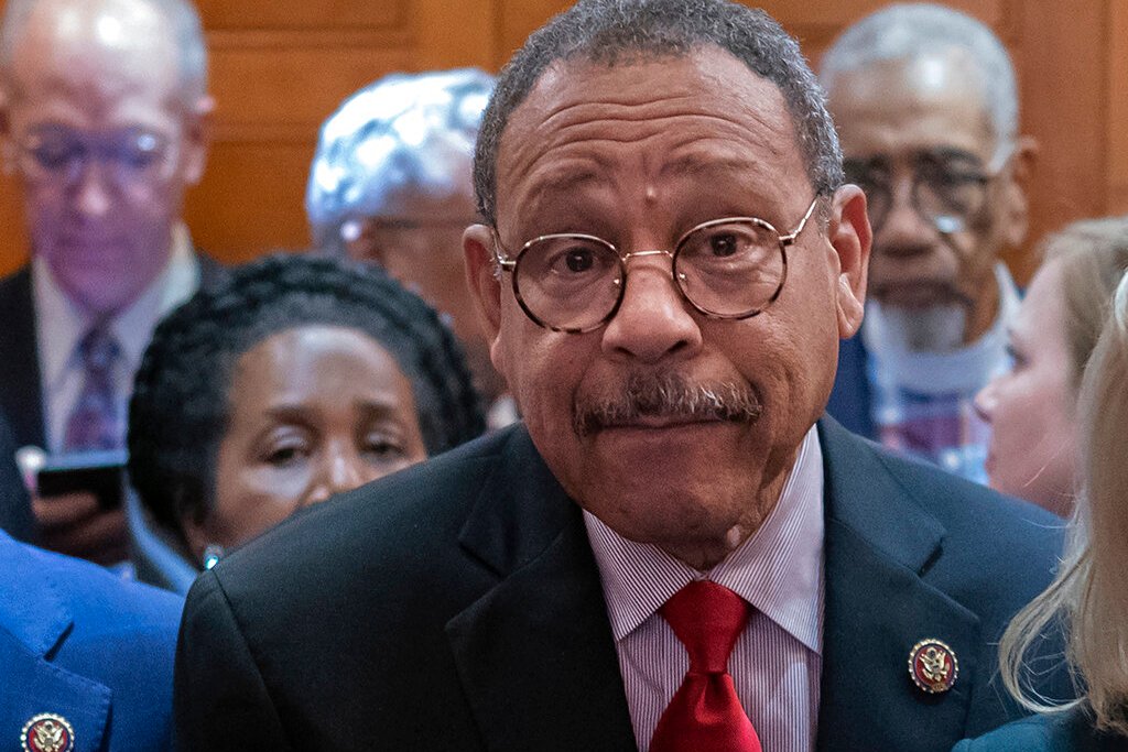 Top Democrat spends campaign cash at private golf club despite Ethics investigation