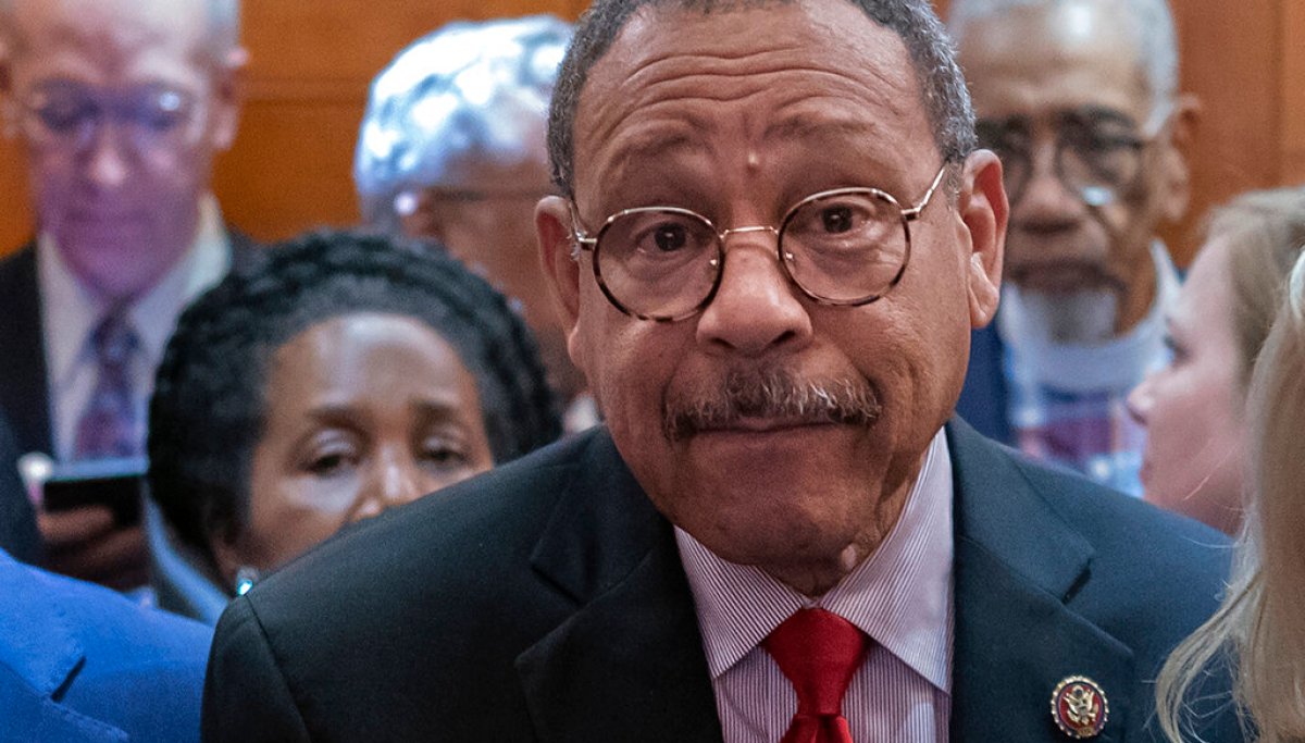 Top Democrat spends campaign cash at private golf club despite Ethics investigation