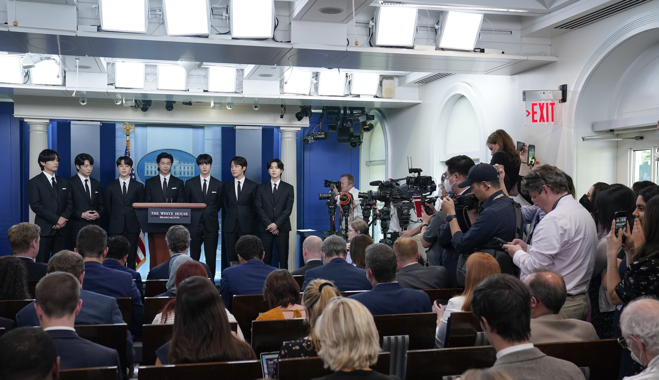 BTS draws big crowd to White House in brief appearance