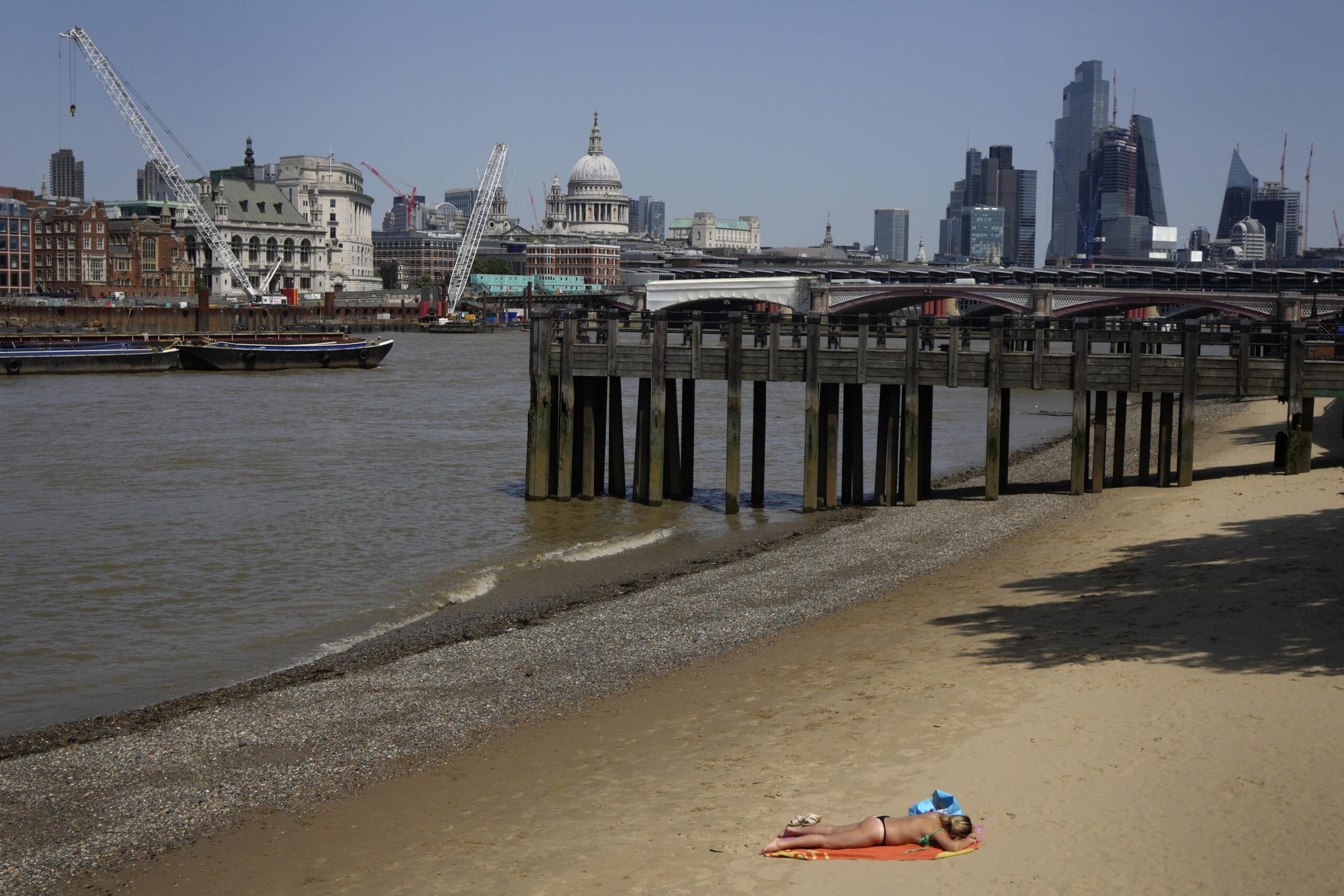 UK to hold emergency response meeting ahead of record heatwave