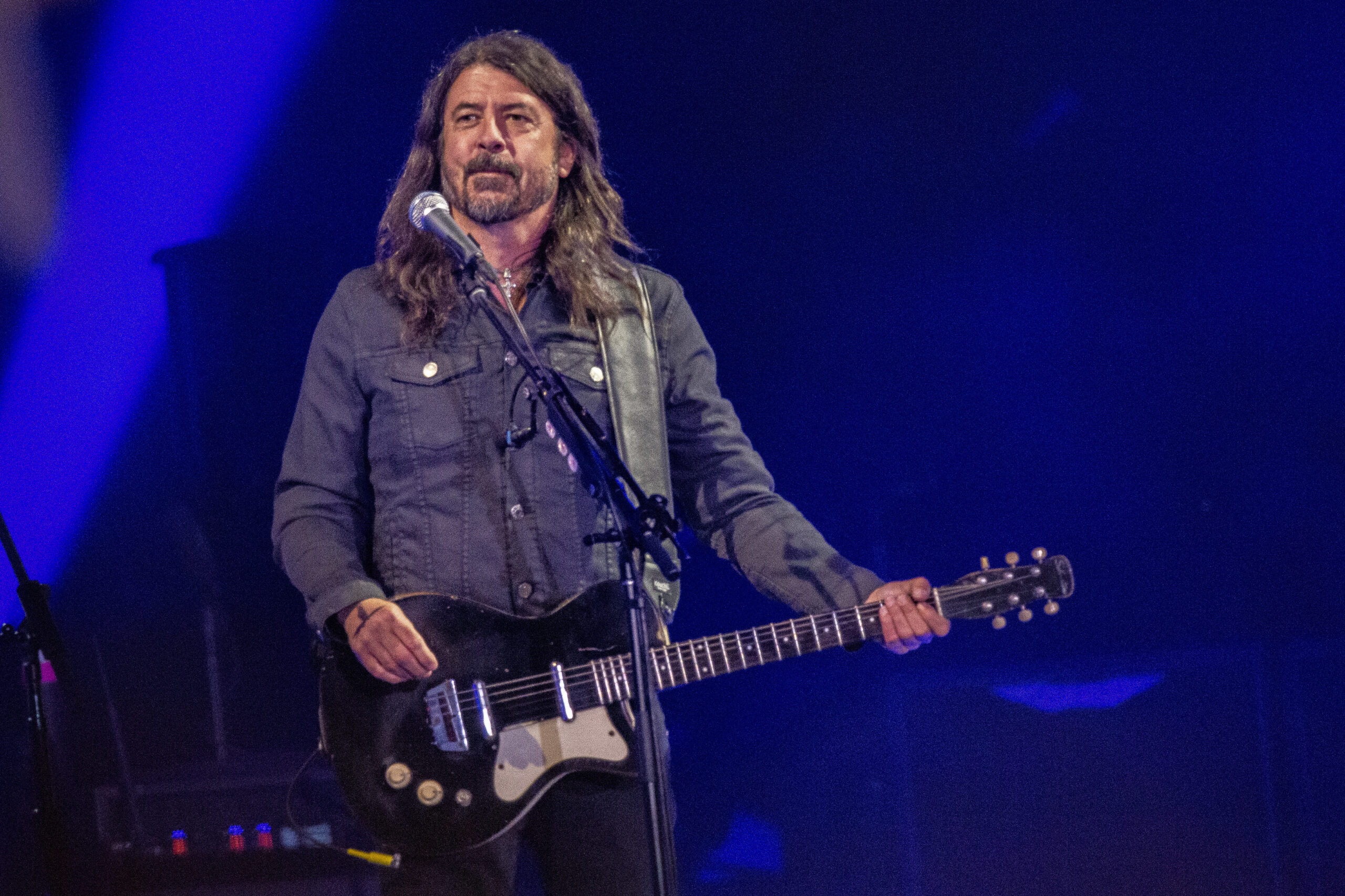 SEE IT: Dave Grohl barbecues for hundreds of LA homeless