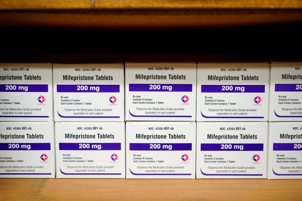 Senate Democrats urge abortion pill maker to add miscarriage management to label