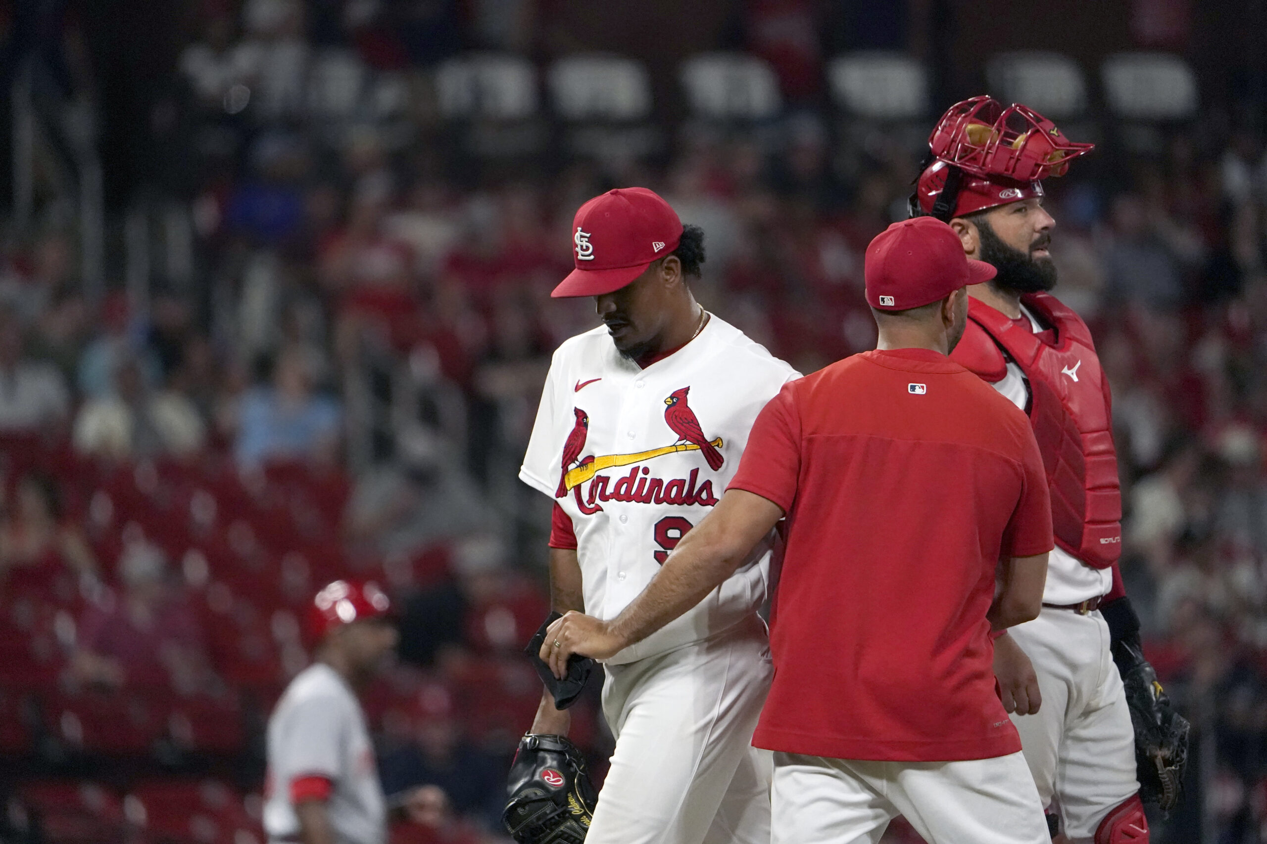 St Louis Cardinals reliever and manager get into it on mound during game