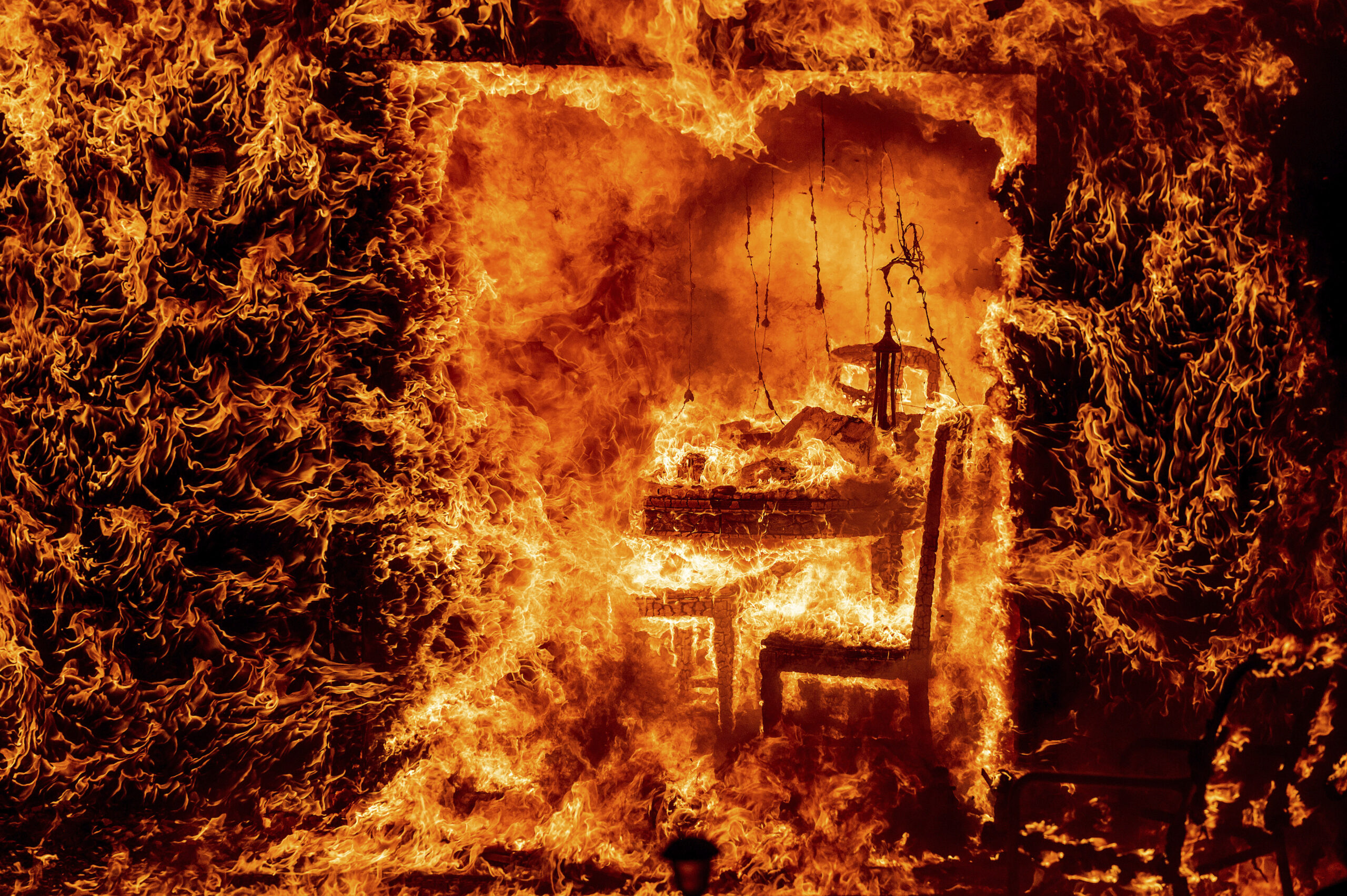 Wildfire near Yosemite National Park explodes in size