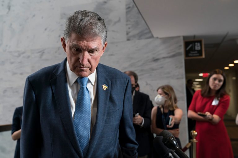 Manchin positions himself as bridge between Democrats and Republicans in new Congress