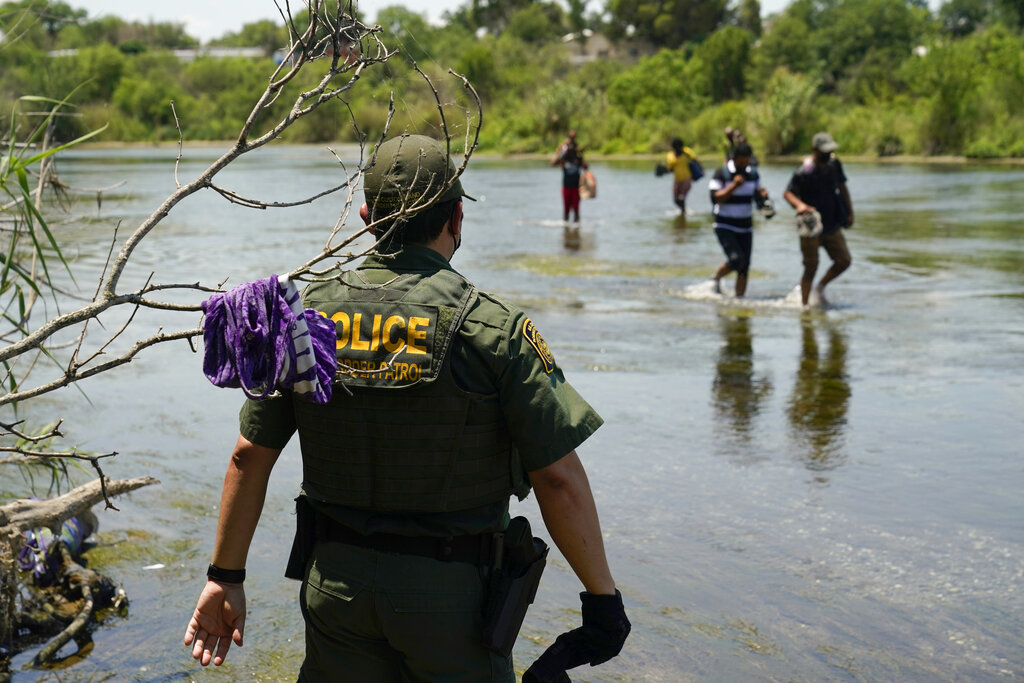 Ex-border chiefs hit ‘shameful’ record 2.7M illegal crossings under Biden