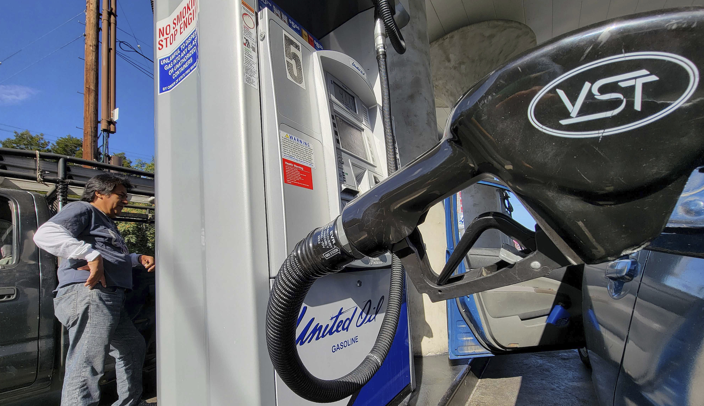 White House pushes falling gas prices as a ‘$100-a-month raise’