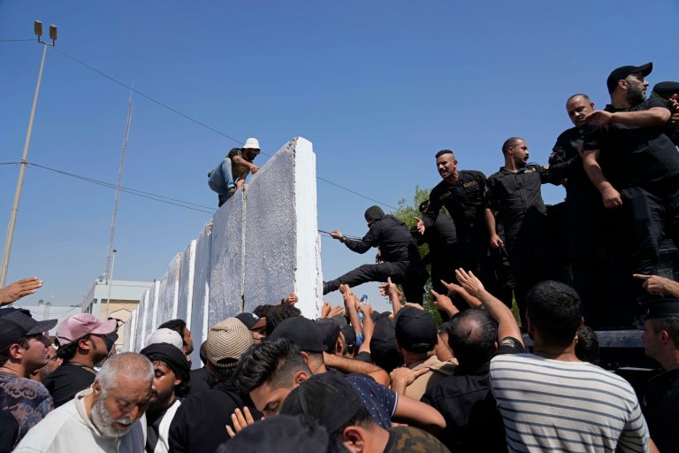 Protesters breach Iraq’s Green Zone and government palace Protesters breach Iraq’s Green Zone and government palace