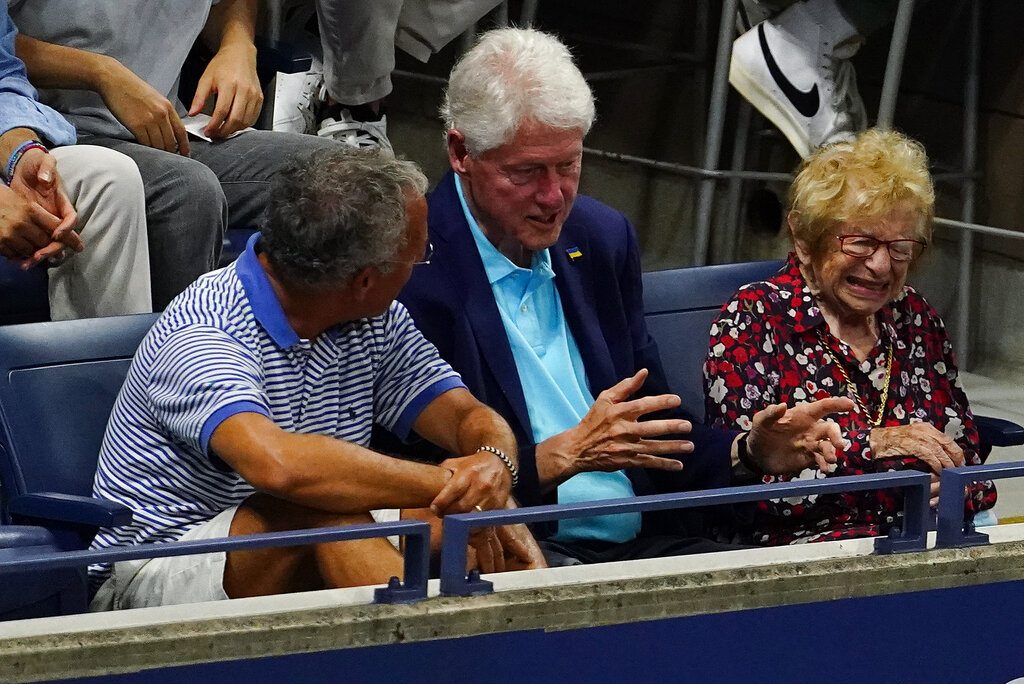 SEE IT: Bill Clinton gets ‘advice’ from sex therapist Dr. Ruth at US Open