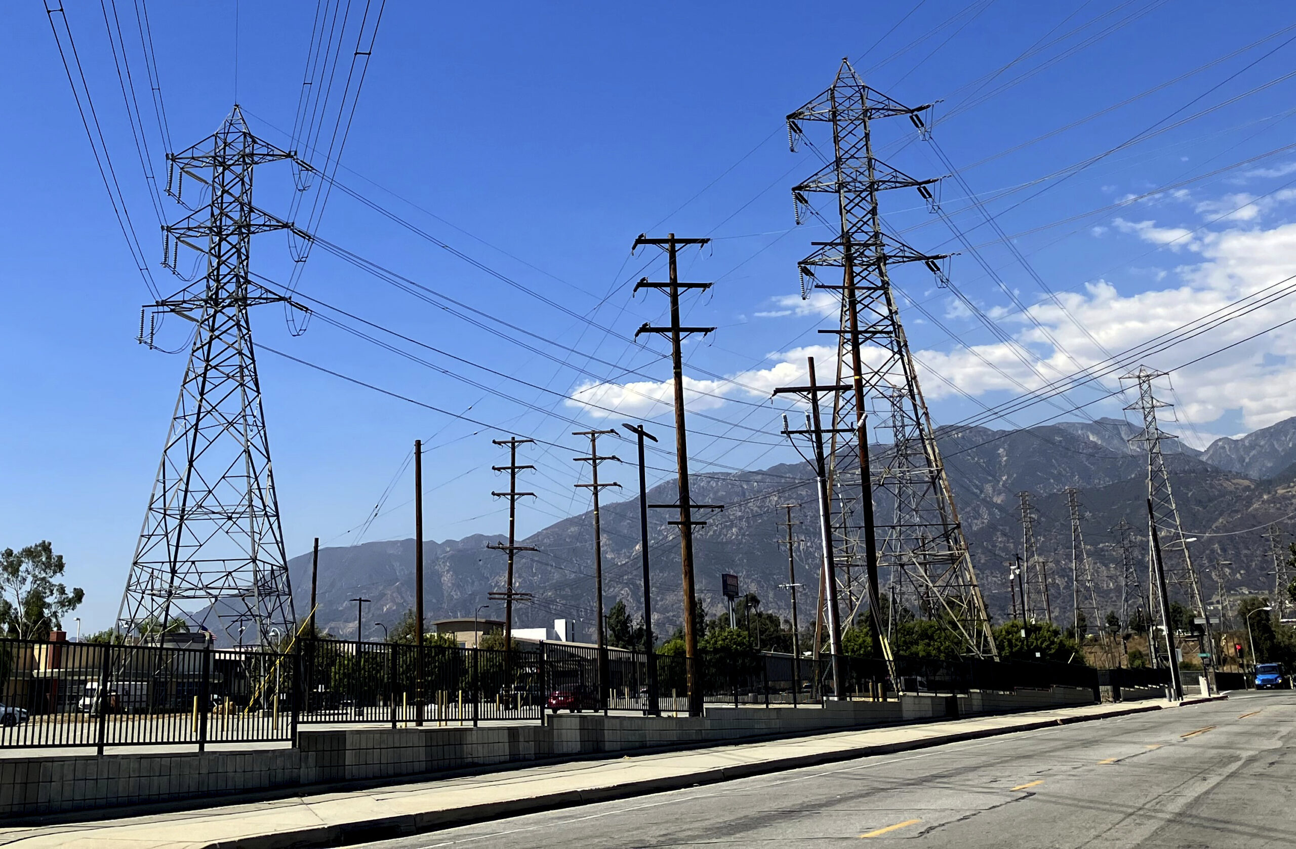 California power use nears record high forcing grid emergency amid heat wave