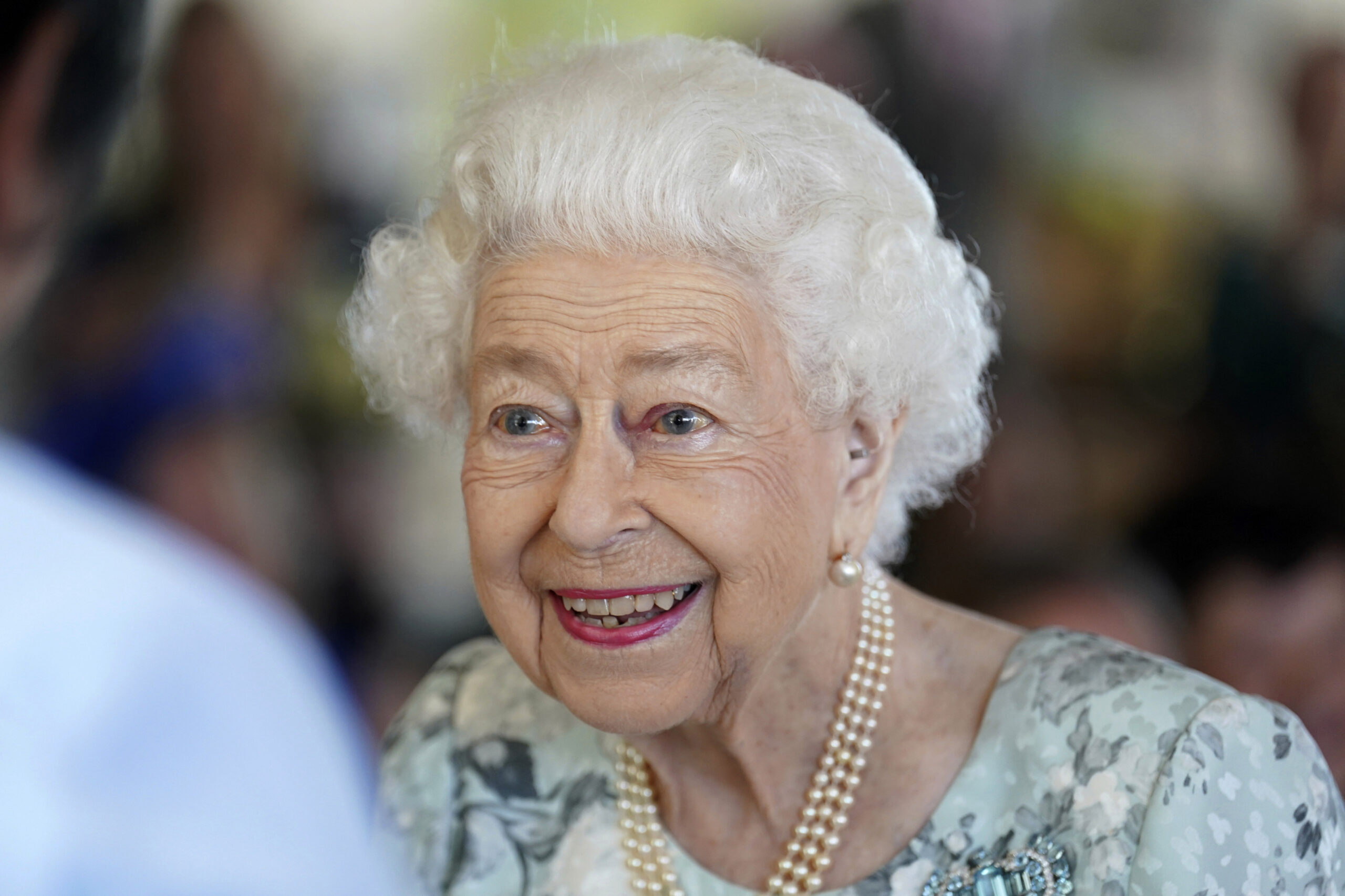 Queen Elizabeth II dead: Watch as crowd gathers outside Buckingham Palace in wake of monarch’s death