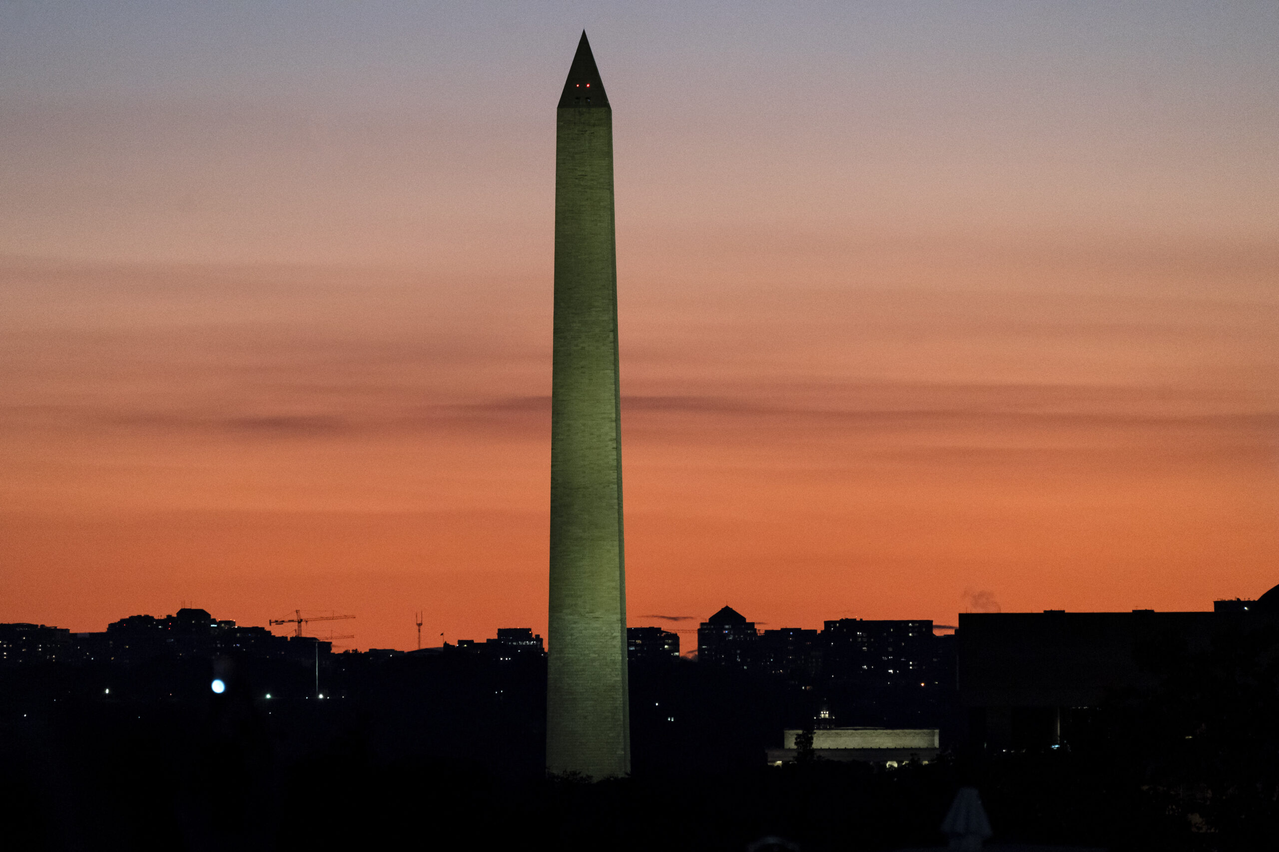 Suspect arrested after allegedly vandalizing Washington Monument