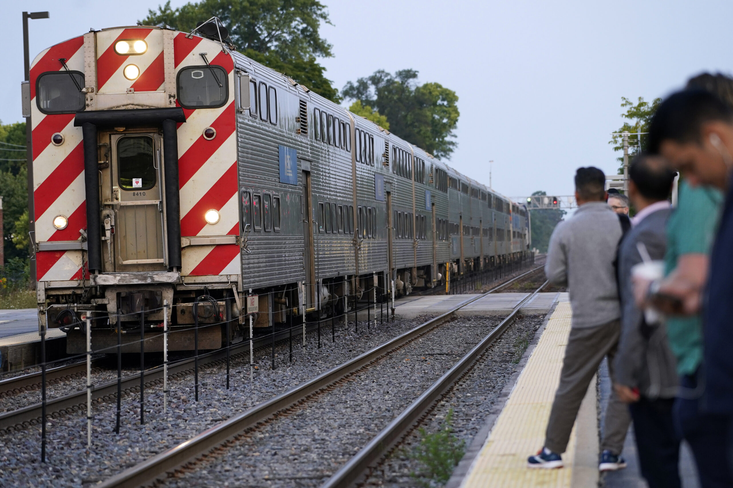 Transportation agencies skirt Chicago asylum rules with new immigrant drop-off method
