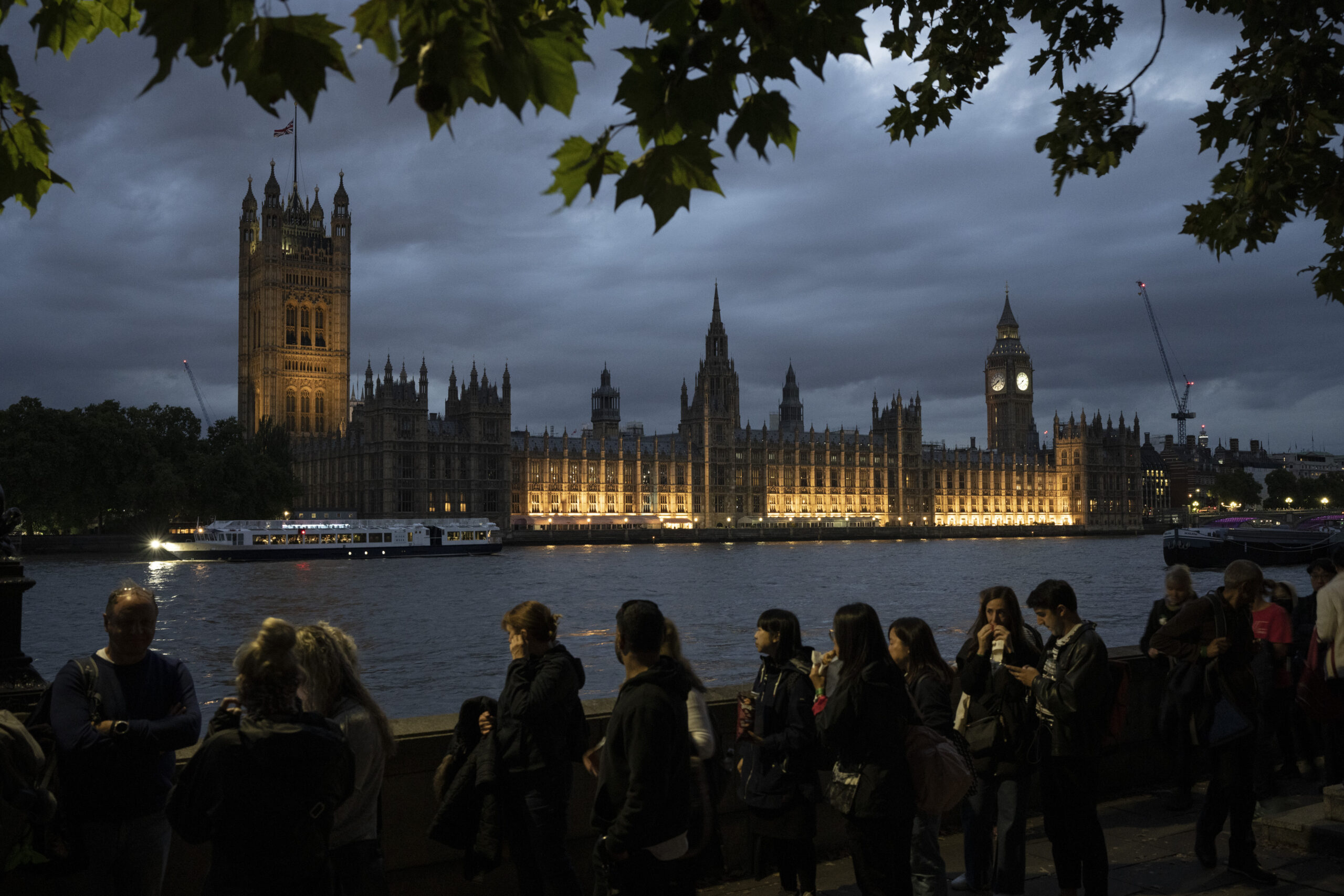 London emergency services stretched as hundreds collapse in line to see the queen