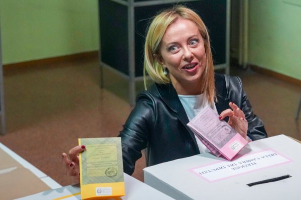 Giorgia Meloni’s far-right alliance leads in Italian elections