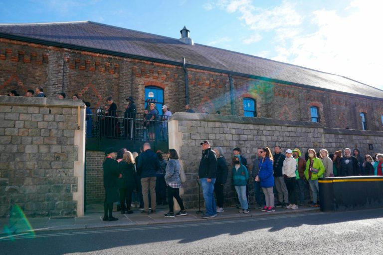 Windsor Castle welcomes hundreds in reopening after queen’s death