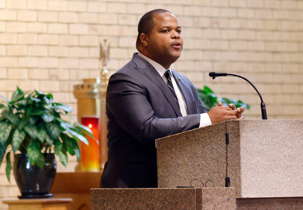 Dallas Mayor Eric Johnson flips parties to become a Republican