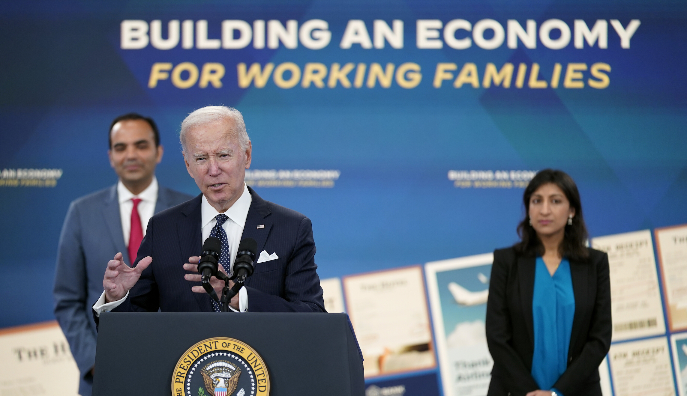Soaring mortgage rates add to Biden midterm headaches