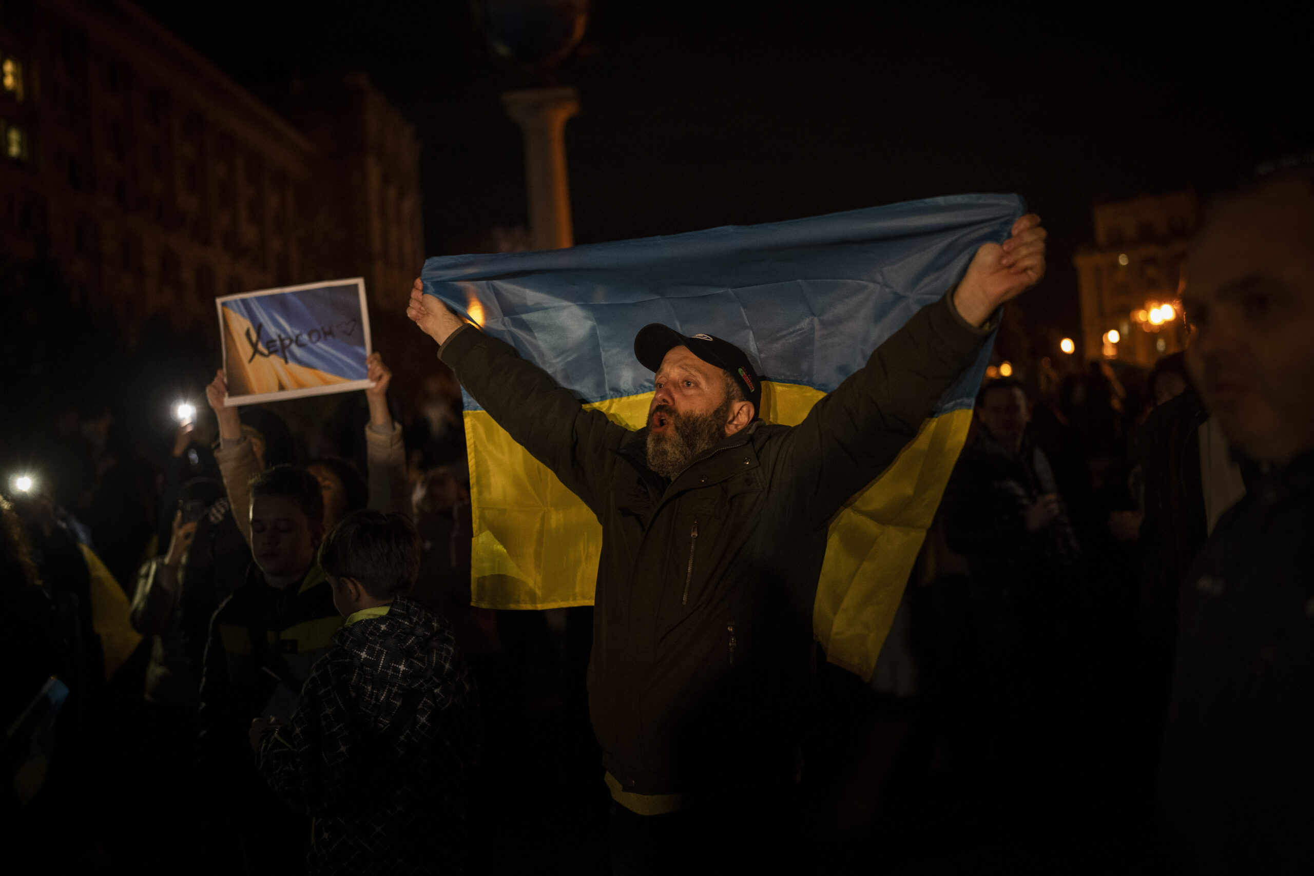 Ukrainians celebrate in streets of Kherson following Russian withdrawal